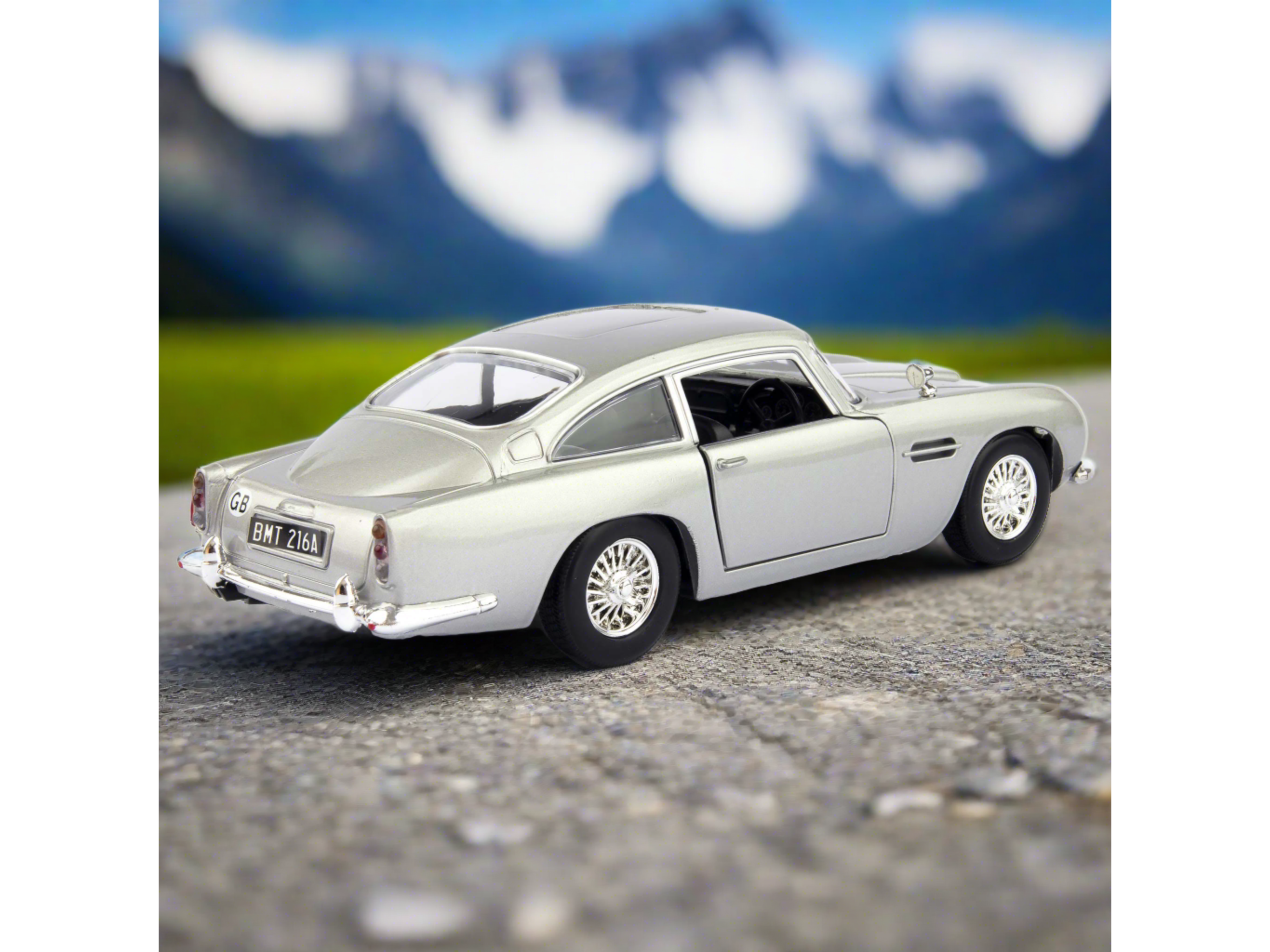 Aston Martin DB5 James Bond Goldfinger 1:24 Scale