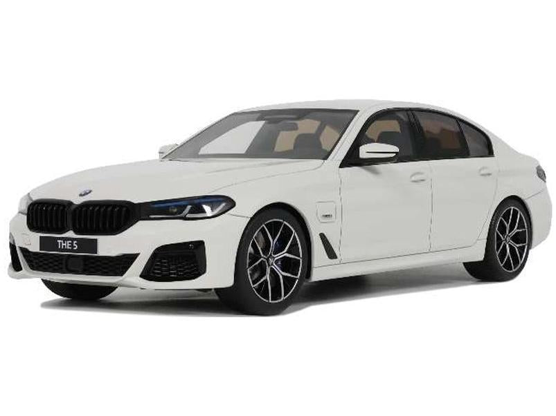 BMW 545E xDrive Saloon M Sport Alpine White III 2023 1:18 Scale GT Spirit Resin Model Car-GT Spirit-Diecast Model Centre