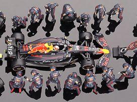 Oracle Red Bull RB18 #11 S.Perez 2022 Abu Dhabi GP F1 Pit Crew Set 1:64 Scale MINI GT Diecast Model-MINI GT-Diecast Model Centre