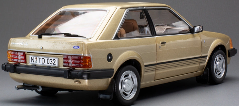 Ford Escort Mk3 Ghia 1981 Gold LHD 1:18 Modellauto aus Die-Cast von Sun Star