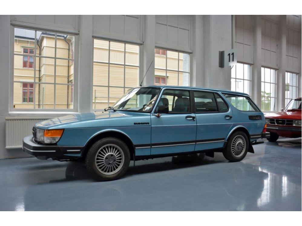 Saab 900 Safari Estate Blue 1981 1:43 Scale Matrix Resin Model Car-Matrix-Diecast Model Centre