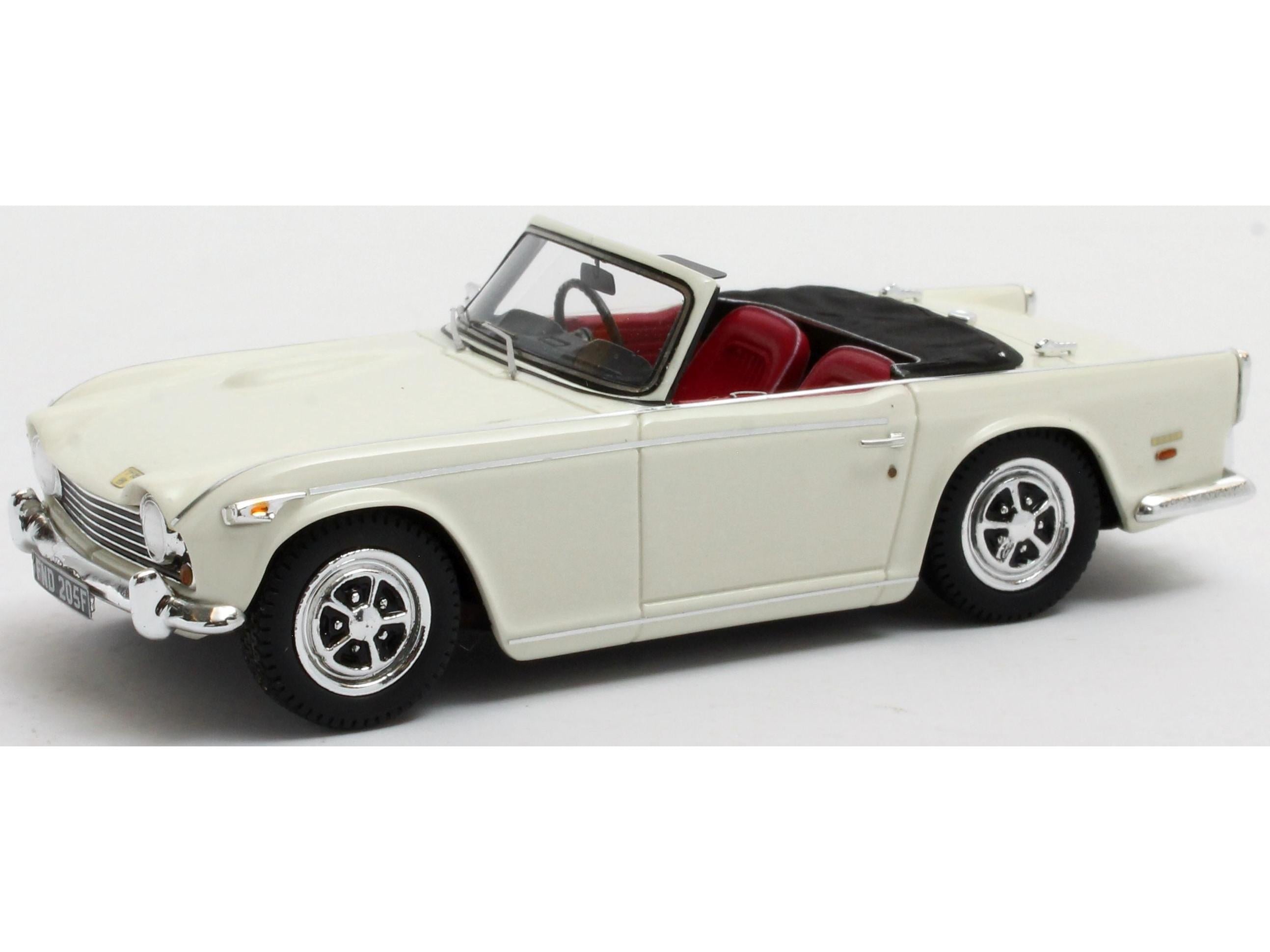 Triumph TR5 p.i. White 1967-1968 1:43 Scale Matrix Resin Model Car