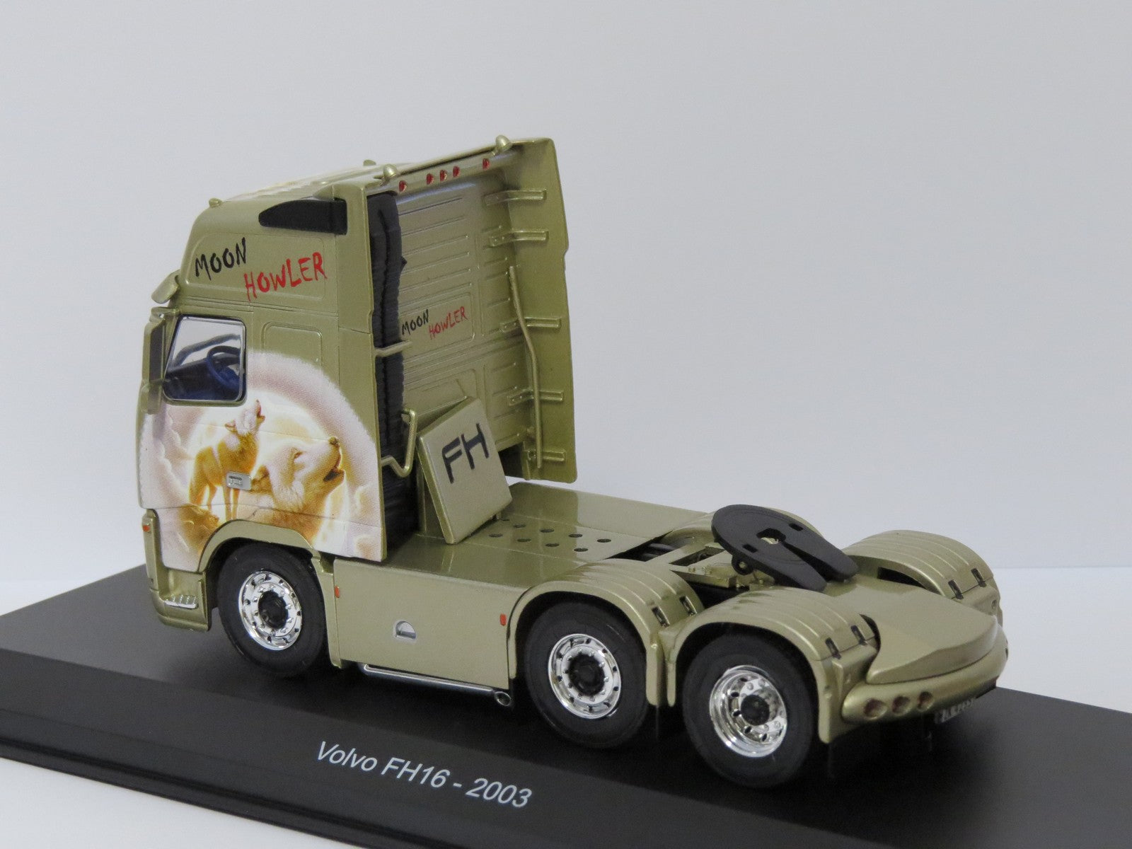 Volvo FH16 2003 Moon Howler (Gold/Wolf) 1:43 Scale Unbranded Diecast Model Truck-Unbranded-Diecast Model Centre