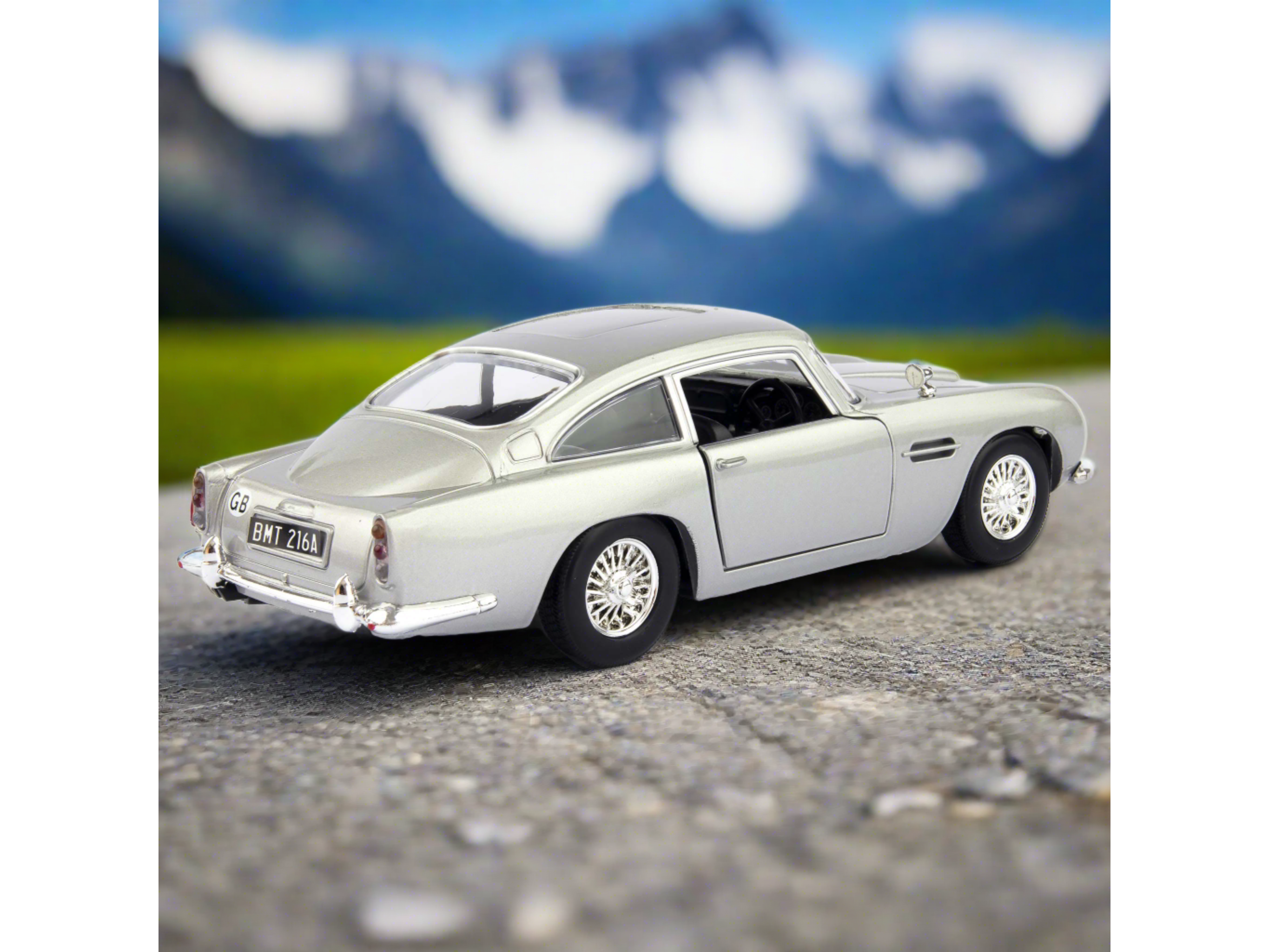 Aston Martin DB5 James Bond Goldfinger - 1:24 Scale