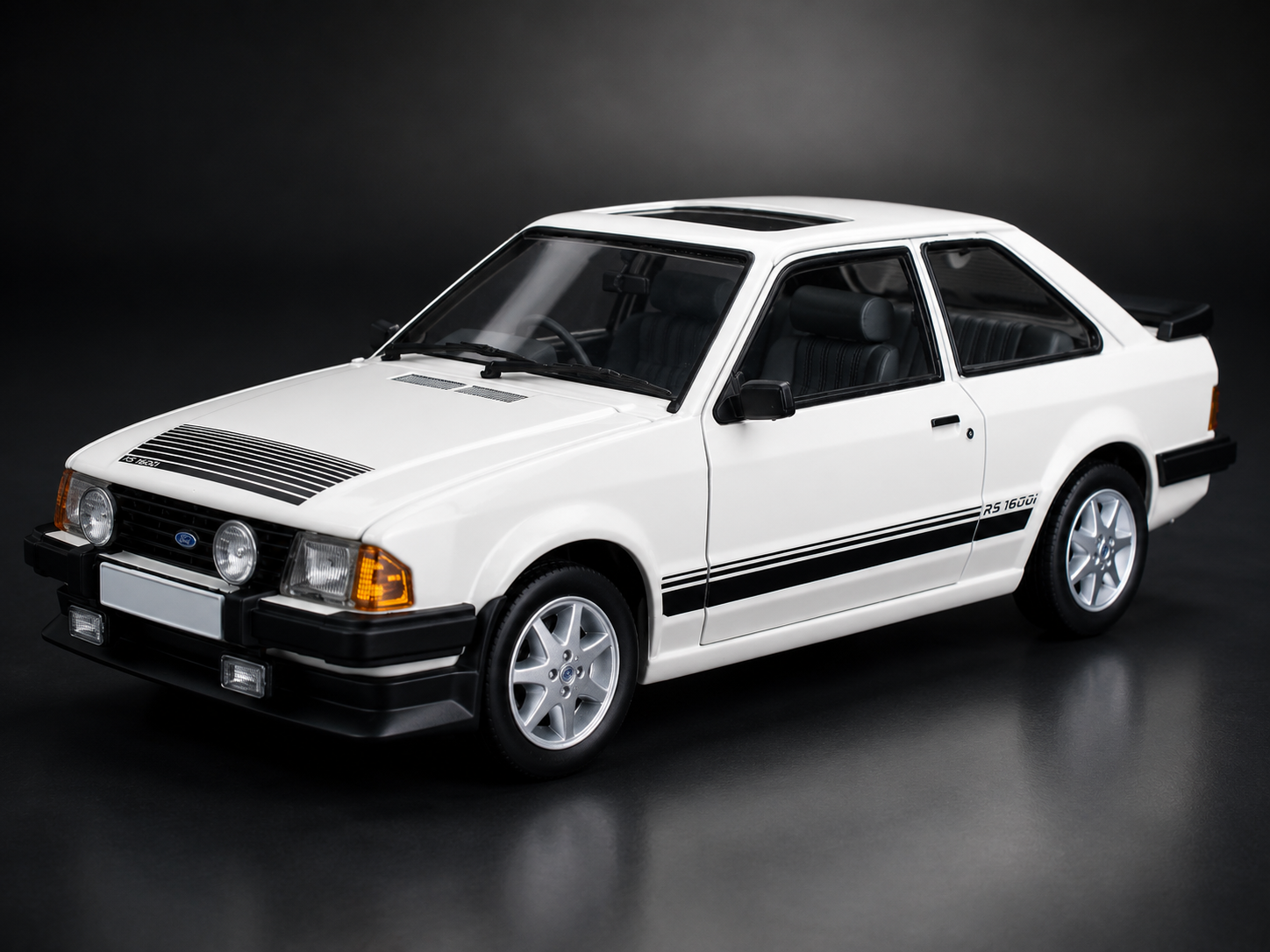 Ford Escort RS1600i 1984 Diamond White (RHD) 1:18 Scale Sun Star Diecast Model Car