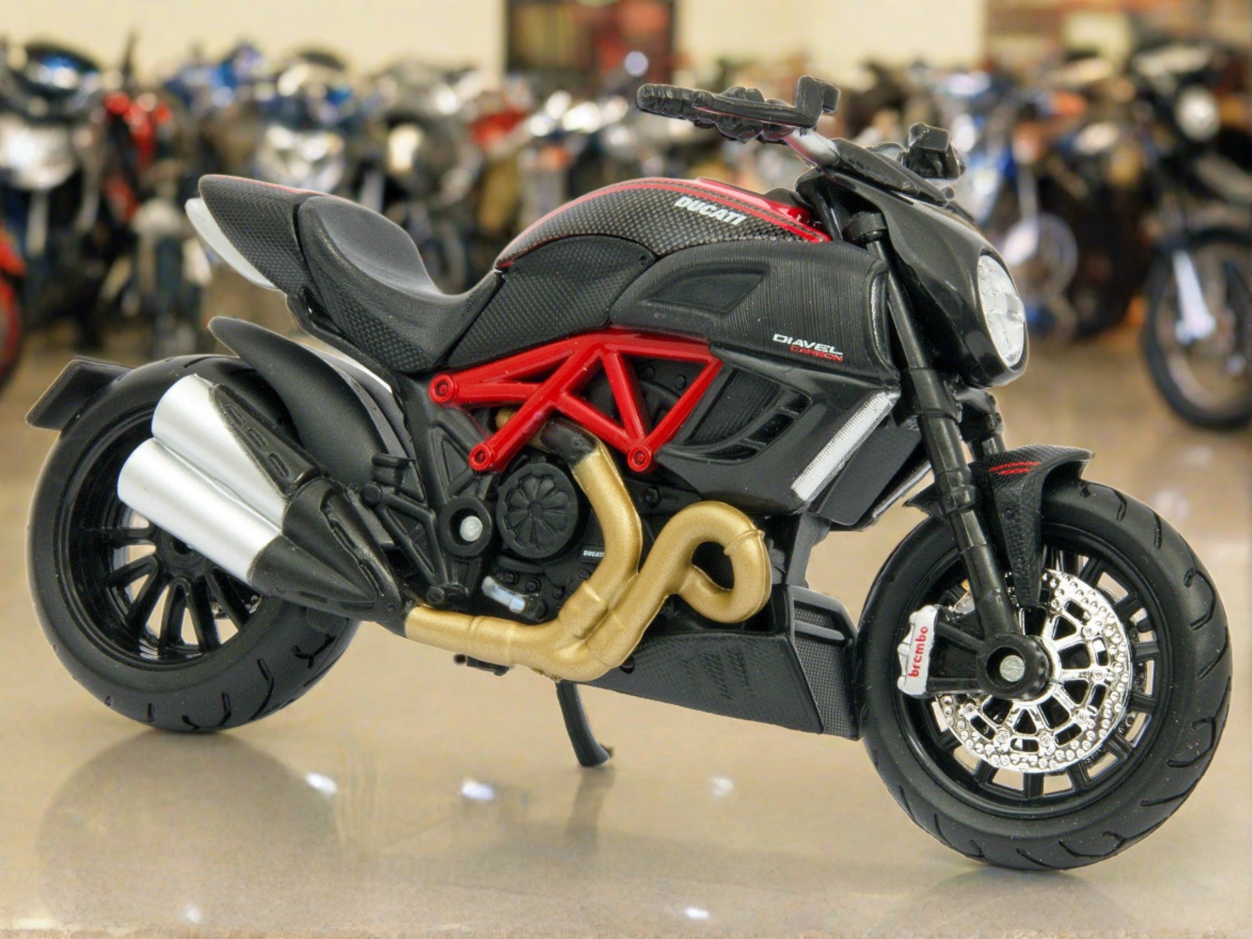 Ducati Diavel Carbon red/black - 1:18 Scale Diecast Model Motorcycle