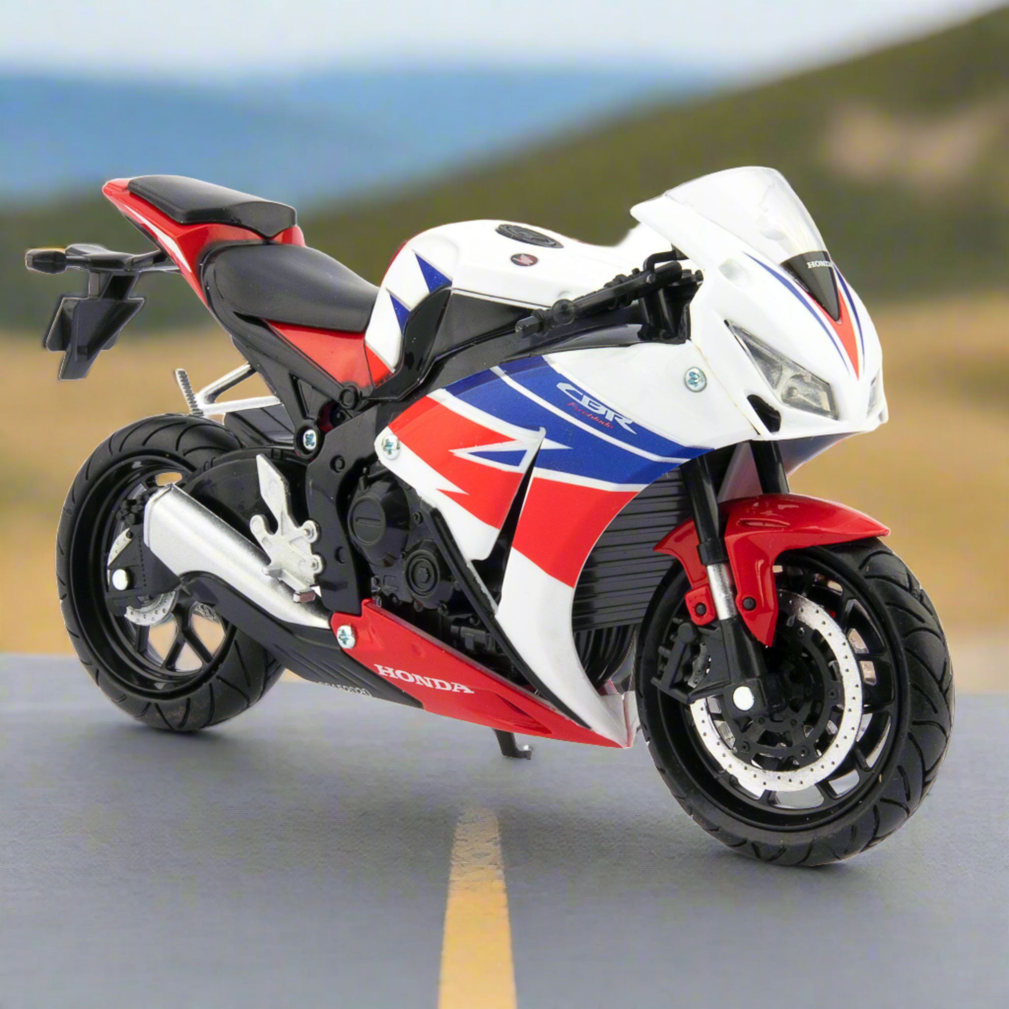 Honda CBR1000RR white/red/blue - 1:12 Scale