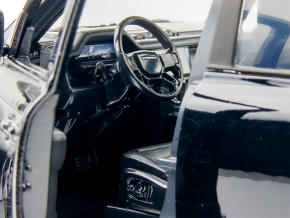 Land Rover Defender 110 Diecast Model 1:24 Scale Black Bburago