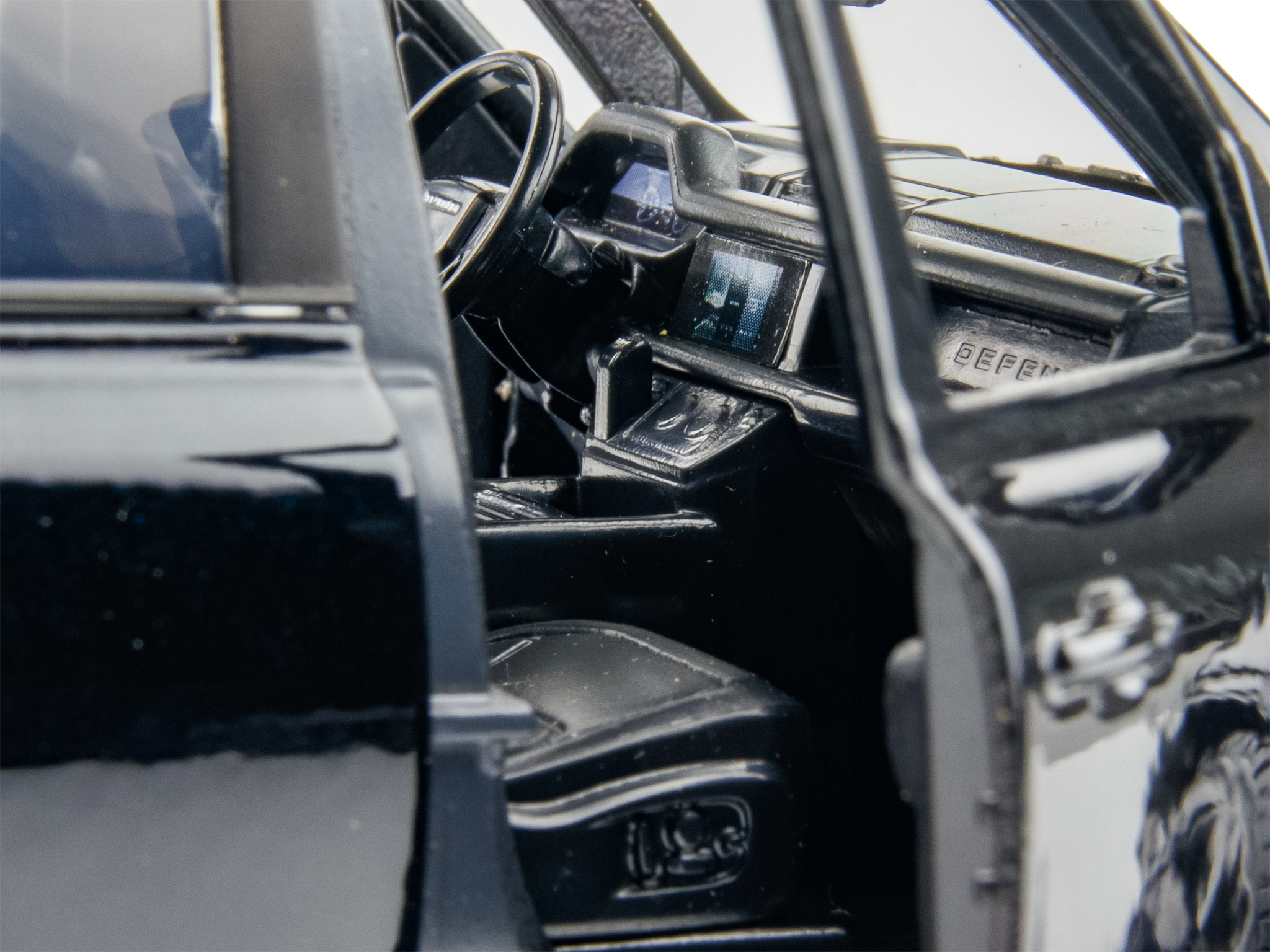 Land Rover Defender 110 Diecast Model 1:24 Scale Black Bburago