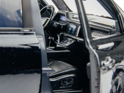 Land Rover Defender 110 Diecast Model 1:24 Scale Black Bburago