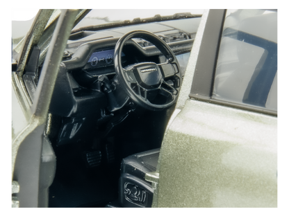 Land Rover Defender 110 Green 1:24 Scale Bburago Diecast Model