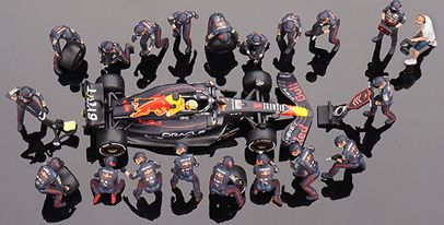Oracle Red Bull RB18 #1 M.Verstappen 2022 Abu Dhabi GP F1 Pit Crew Set 1:64 Scale MINI GT Diecast Model-MINI GT-Diecast Model Centre