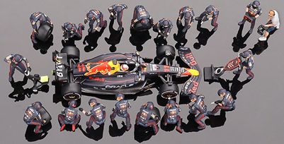 Oracle Red Bull RB18 #11 S.Perez 2022 Abu Dhabi GP F1 Pit Crew Set 1:64 Scale MINI GT Diecast Model-MINI GT-Diecast Model Centre