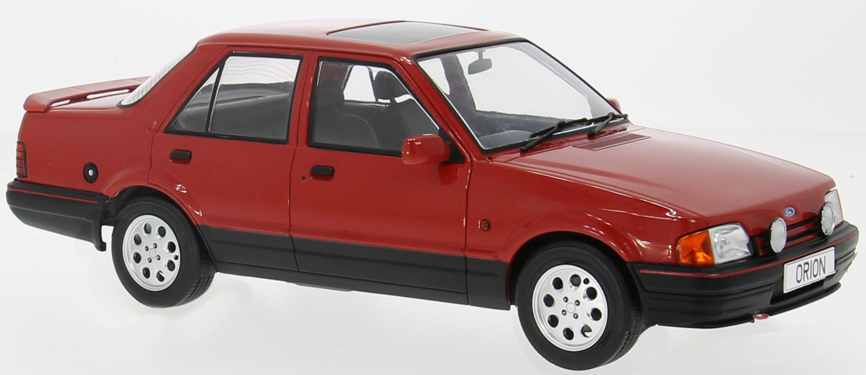 Ford Orion Mk2 Ghia Red RHD w/Pepperpot Alloys (UK Exclusive 500pcs) 1:18 Scale Diecast Model Car – Model Car Group