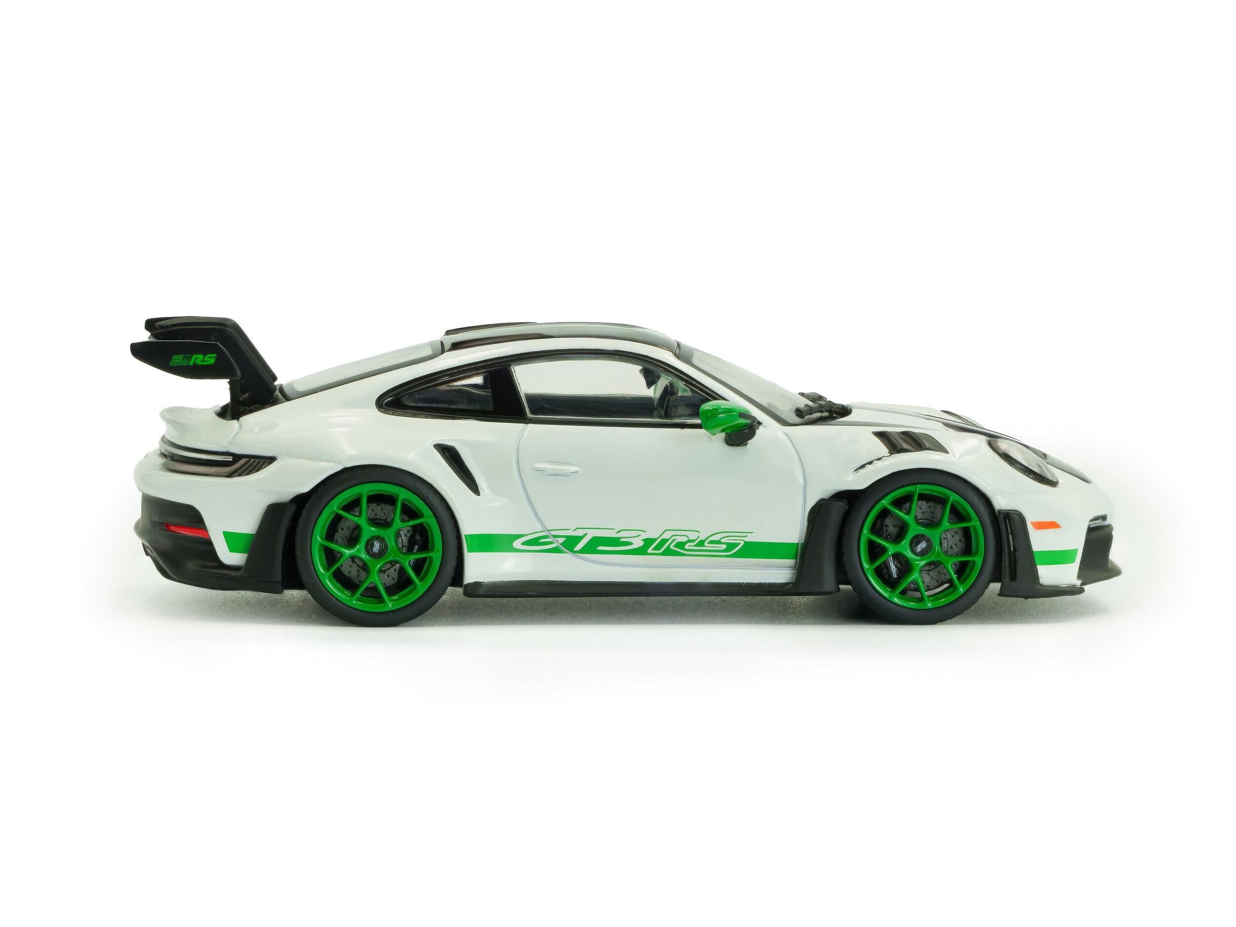 Porsche 911 (992) GT3 RS 2023 Tribute to Carrera RS Paket weiß mit grünen Akzenten Modellauto Maßstab 1:43